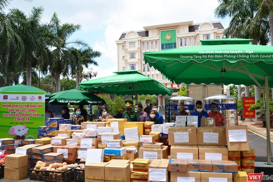 Người dân gửi nhiều quà tặng bộ đội chống dịch trên biên giới