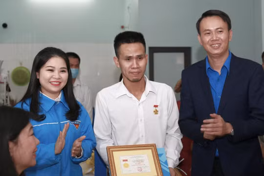 Anh Nguyễn Ngọc Mạnh nhận huy hiệu "Tuổi trẻ dũng cảm"(Ảnh - Cổng TTTW Đoàn TNCS Hồ Chí Minh)