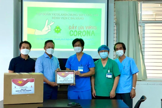 Vicoland Group trao tặng 5000 bộ test nhanh tiếp sức Đà Nẵng chống dịch