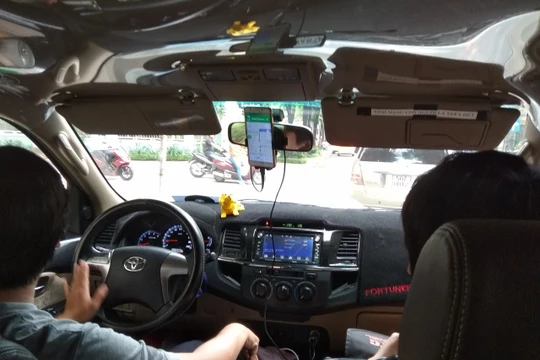 Câu chuyện quản lý taxi công nghệ sau vụ kiện của Vinasun và Grab đang trở thành vấn đề tranh cãi khi mô hình quản lý được đánh giá chưa theo kịp thực tế phát triển.