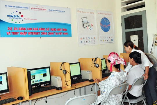 Người dân đến truy cập Internet tại điểm bưu điện văn hóa xã.