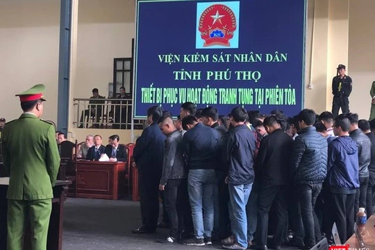 Bị cáo Nguyễn Thanh Hóa đứng hàng trên trong nhóm các bị cáo nghe tòa tuyên phạt hôm nay.