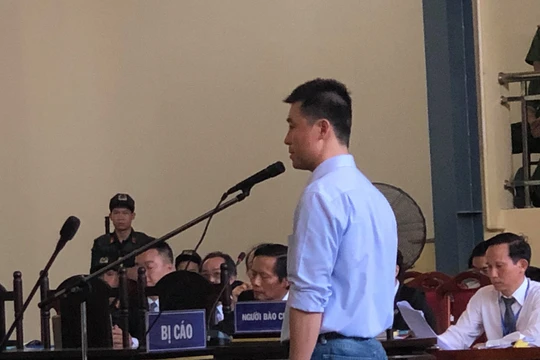 Bị cáo Phan Sào Nam trong buổi thẩm vấn chiều nay (17/11).