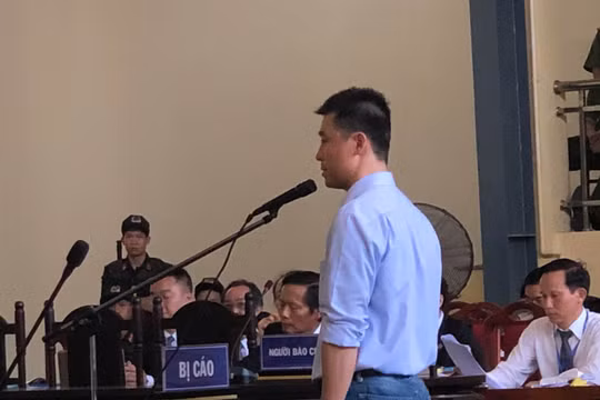 Bị cáo Phan Sào Nam trong buổi thẩm vấn chiều nay (17/11).