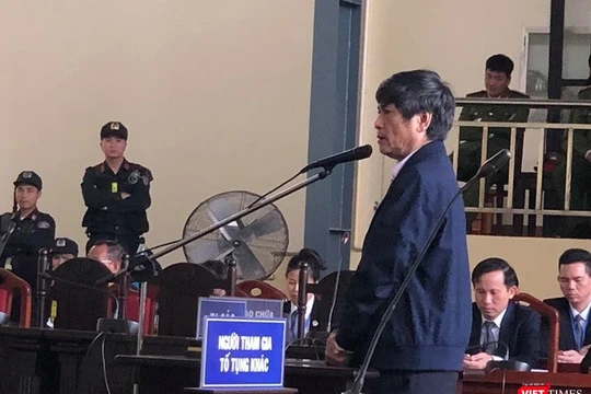 Bị cáo Nguyễn Thanh Hóa trong phiên xét xử sáng nay (23/11).