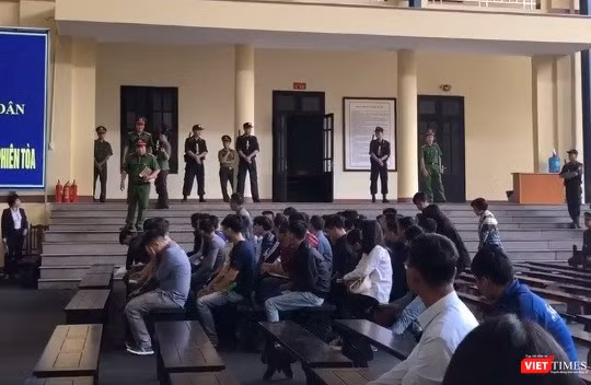 Ngày làm việc thứ tư, tòa thẩm vấn các bị cáo là đại lý cấp 1, đại lý cấp 2 và con bạc của RikVip