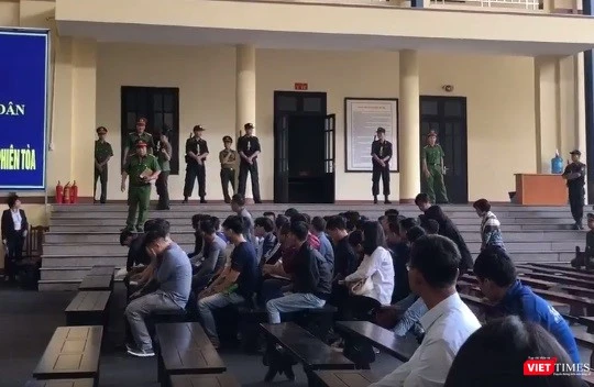 Ngày làm việc thứ tư, tòa thẩm vấn các bị cáo là đại lý cấp 1, đại lý cấp 2 và con bạc của RikVip