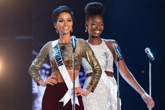 H'Hen Niê (trái) được khán giả cổ vũ nồng nhiệt và được coi là một trong những ứng cử viên sáng giá giành vương miện Miss Universe 2018.