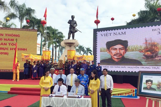 Ông Nguyễn Minh Hồng - Thứ trưởng Bộ Thông tin & Truyền thông và ông Đỗ Thanh Bình - Phó Chủ tịch UBND tỉnh Kiên Giang ký phát hành bộ tem