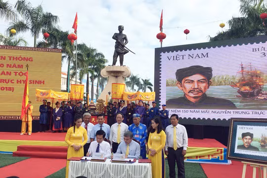 Ông Nguyễn Minh Hồng - Thứ trưởng Bộ Thông tin & Truyền thông và ông Đỗ Thanh Bình - Phó Chủ tịch UBND tỉnh Kiên Giang ký phát hành bộ tem