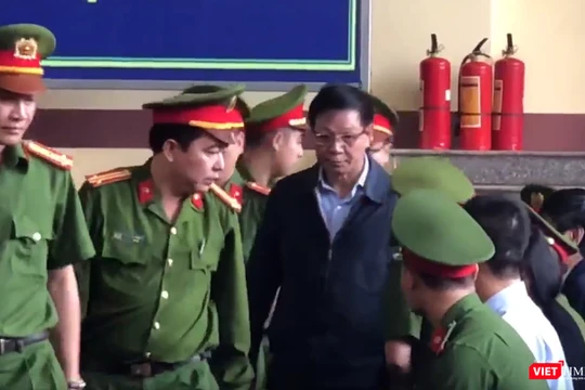 Lực lượng cảnh sát dẫn giải ông Phan Văn Vĩnh vào xét xử.