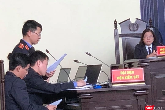 Viện kiểm sát Nhân dân tỉnh Phú Thọ giữ quyền công tố công bố bản luận tội đối với các bị cáo.