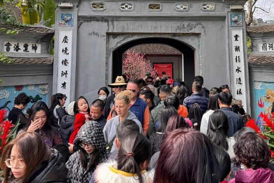 Đền Ngọc Sơn chật cứng người đi lễ đầu năm