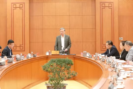 Tổng bí thư: Mở rộng cơ hội việc làm, nghiên cứu bổ sung đại biểu Quốc hội là người khuyết tật