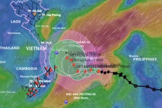 Bão số 15 tăng cấp, miền Trung có nguy cơ mưa lớn