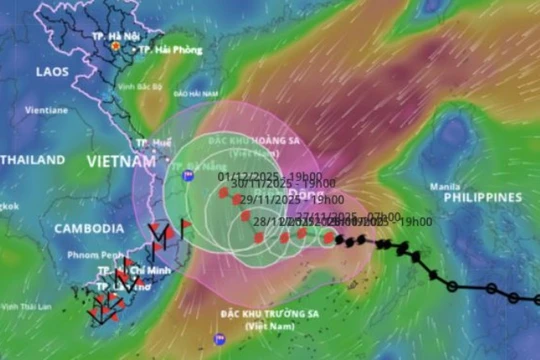 Bão số 15 tăng cấp, miền Trung có nguy cơ mưa lớn