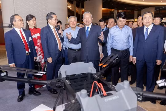 Tổng bí thư Tô Lâm thăm gian triển lãm của Tập đoàn công nghệ CMC