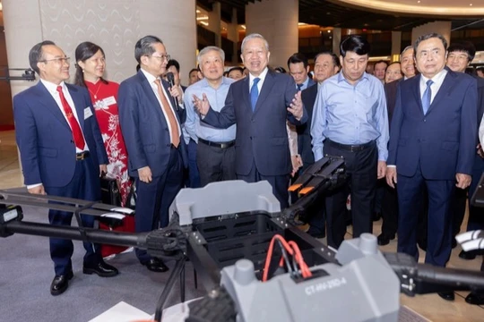 Tổng bí thư Tô Lâm thăm gian triển lãm của Tập đoàn công nghệ CMC