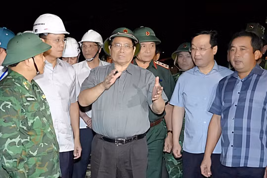 Bão số 5 nguy hiểm tương đương bão Yagi, Thủ tướng họp khẩn với các tỉnh miền Trung