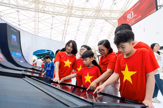 Du khách “nhuộm đỏ” Trung tâm Triển lãm Việt Nam với dresscode yêu nước