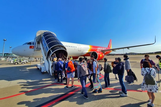 Hành khách làm thủ tục tại sân bay quốc tế Đà Nẵng.