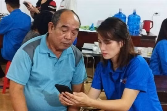 Người lớn tuổi được hướng dẫn từng bước sử dụng các nền tảng số quốc gia.