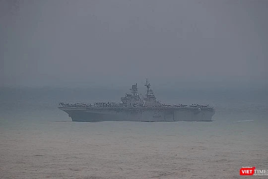 Chiều 8/12, siêu tàu tấn công đổ bộ USS Tripoli (LHA-7) của Hải quân Mỹ đã xuất hiện trên vịnh Đà Nẵng.