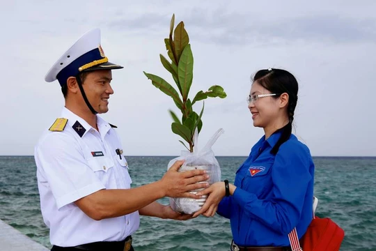 Triệu cột mốc xanh - triệu niềm tin gửi Trường Sa