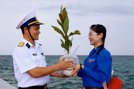 Triệu cột mốc xanh - triệu niềm tin gửi Trường Sa