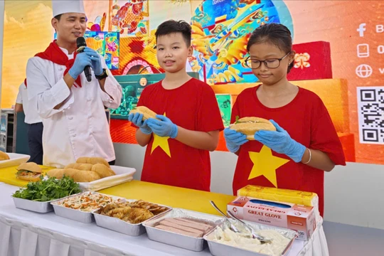 Trải nghiệm đặc biệt: Làm bánh mỳ cùng đầu bếp hàng không 