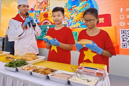 Trải nghiệm đặc biệt: Làm bánh mỳ cùng đầu bếp hàng không 