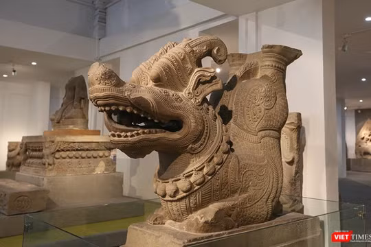 Tượng Bồ tát Tara nguyên bản lần đầu tiên xuất hiện cùng 19 bảo vật quốc gia tại Bảo tàng Điêu khắc Chăm Đà Nẵng.