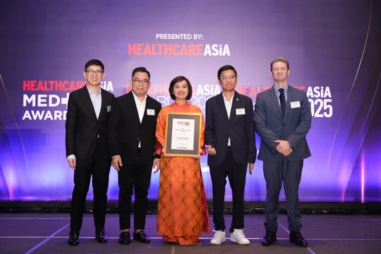 FPT Long Châu nhận giải đổi mới sáng tạo của năm tại Healthcare Asia Pharma Awards 2025