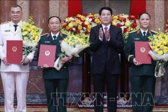 Ông Tô Ân Xô và 3 sĩ quan quân đội được thăng hàm thượng tướng