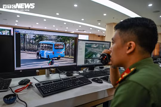 Cán bộ Trung tâm thông tin chỉ huy Công an TP Hà Nội phát hiện xe khách vi phạm thông qua hệ thống camera. Ảnh: VTC News.