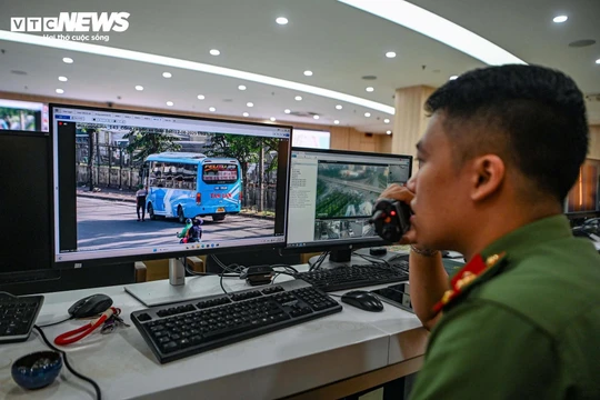 Cán bộ Trung tâm thông tin chỉ huy Công an TP Hà Nội phát hiện xe khách vi phạm thông qua hệ thống camera. Ảnh: VTC News.