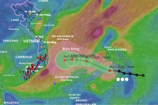 Áp thấp nhiệt đới tiến vào biển Đông, cảnh báo mưa lớn từ Đà Nẵng đến Lâm Đồng