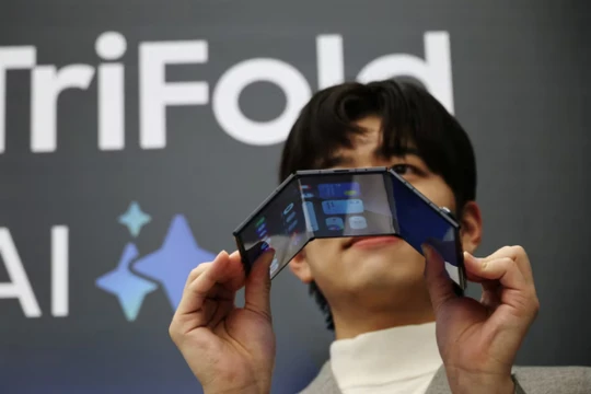 Mẫu điện thoại gập mới của Samsung. Ảnh: Reuters.