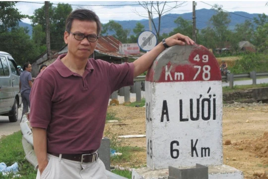 GS Nguyễn Hữu Liêm khi về thăm quên hương