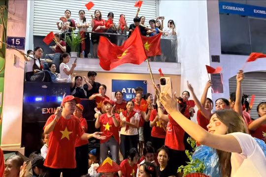 Trắng đêm chờ xem duyệt binh: Những khúc ca, vòng tay gắn kết đồng bào