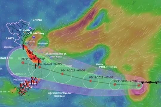 Bão Kalmaegi áp sát biển Đông, gió giật cực mạnh