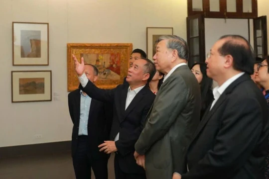 TS Nguyễn Anh Minh giới thiệu với Tổng bí thư Tô Lâm về các tác phẩm đang được trưng bày tại Bảo tàng Mỹ thuật Việt Nam.
