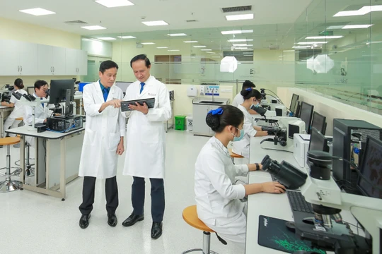 Gánh nặng ung thư và kỳ vọng về vắc xin “Made in Vietnam”