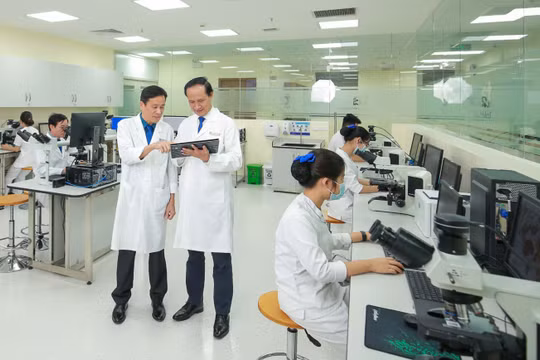 Gánh nặng ung thư và kỳ vọng về vắc xin “Made in Vietnam”