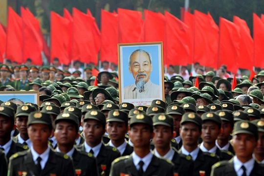 Bác vẫn cùng chúng cháu hành quân