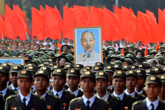 Bác vẫn cùng chúng cháu hành quân