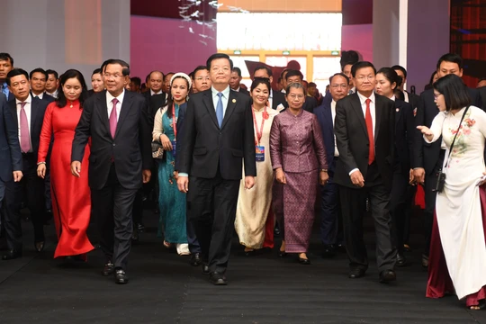 Phó thủ tướng Chính phủ Mai Văn Chính đón và dẫn đoàn lãnh đạo Lào và Campuchia tham quan triển lãm