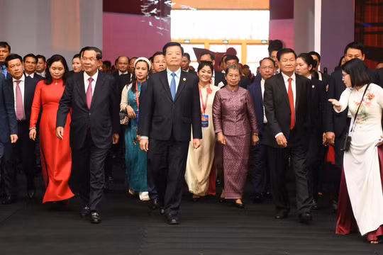 Phó thủ tướng Chính phủ Mai Văn Chính đón và dẫn đoàn lãnh đạo Lào và Campuchia tham quan triển lãm