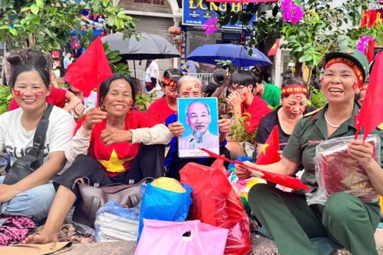 Vỉa hè thành sân khấu, người dân hát vang ca khúc "Như có Bác Hồ trong ngày vui đại thắng"