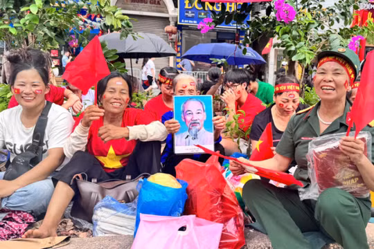 Vỉa hè thành sân khấu, người dân hát vang ca khúc "Như có Bác Hồ trong ngày vui đại thắng"